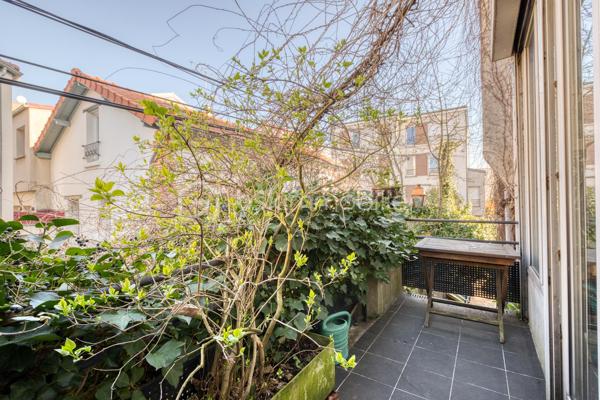 VILLA CHASSAGNOLLE - LES LILAS

Maison de ville familiale de 155,3 m2, 4 chambres, lumineuse (triple exposition) et au calme.
L'entrée principale se fait par un RDC surélevé donnant sur un espace de vie de 58 m2 comprenant : un salon et sa petite terrasse attenante son balcon attenant, une salle à manger avec cheminée ainsi qu'une cuisine ouverte aménagée et équipée.
Au 1er étage : un palier dessert deux chambres. Une chambre de 9,5 m2 et une chambre de 12,2 m2 avec sa terrasse de 20 m2 plein ouest. Une salle de bain avec toilettes de 5,3 m2.
Au deuxième et dernier étage : une grande chambre en mezzanine de 25,7 m2 avec double exposition.
Au RDC, accessible du salon par un escalier et/ou par une entrée indépendante donnant sur cour : un studio entièrement aménagé et autonome.
Le studio est composé d'un séjour et d'une cuisine aménagée et équipée de 14 m2, d'une chambre, ainsi que d'une salle d'eau avec toilettes.
Au RDC également, un palier dessert un espace buanderie de 5 m2 et un garage de 24 m2.

Proche de toutes commodités : commerces, écoles et transports
Métro ligne 11 à équidistance (600 mètres) des arrêts « Porte des Lilas » et «Mairie des Lilas »,  / tramway T3b à 10 minutes à pied
Bus 61 et 96

Pour davantage de photos/informations ou pour programmer une visite, n'hésitez pas à me contacter 7j/7
