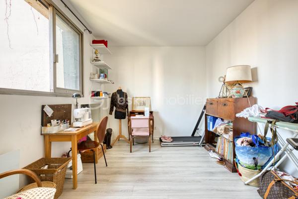 VILLA CHASSAGNOLLE - LES LILAS

Maison de ville familiale de 155,3 m2, 4 chambres, lumineuse (triple exposition) et au calme.
L'entrée principale se fait par un RDC surélevé donnant sur un espace de vie de 58 m2 comprenant : un salon et sa petite terrasse attenante son balcon attenant, une salle à manger avec cheminée ainsi qu'une cuisine ouverte aménagée et équipée.
Au 1er étage : un palier dessert deux chambres. Une chambre de 9,5 m2 et une chambre de 12,2 m2 avec sa terrasse de 20 m2 plein ouest. Une salle de bain avec toilettes de 5,3 m2.
Au deuxième et dernier étage : une grande chambre en mezzanine de 25,7 m2 avec double exposition.
Au RDC, accessible du salon par un escalier et/ou par une entrée indépendante donnant sur cour : un studio entièrement aménagé et autonome.
Le studio est composé d'un séjour et d'une cuisine aménagée et équipée de 14 m2, d'une chambre, ainsi que d'une salle d'eau avec toilettes.
Au RDC également, un palier dessert un espace buanderie de 5 m2 et un garage de 24 m2.

Proche de toutes commodités : commerces, écoles et transports
Métro ligne 11 à équidistance (600 mètres) des arrêts « Porte des Lilas » et «Mairie des Lilas »,  / tramway T3b à 10 minutes à pied
Bus 61 et 96

Pour davantage de photos/informations ou pour programmer une visite, n'hésitez pas à me contacter 7j/7