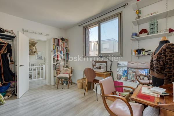 VILLA CHASSAGNOLLE - LES LILAS

Maison de ville familiale de 155,3 m2, 4 chambres, lumineuse (triple exposition) et au calme.
L'entrée principale se fait par un RDC surélevé donnant sur un espace de vie de 58 m2 comprenant : un salon et sa petite terrasse attenante son balcon attenant, une salle à manger avec cheminée ainsi qu'une cuisine ouverte aménagée et équipée.
Au 1er étage : un palier dessert deux chambres. Une chambre de 9,5 m2 et une chambre de 12,2 m2 avec sa terrasse de 20 m2 plein ouest. Une salle de bain avec toilettes de 5,3 m2.
Au deuxième et dernier étage : une grande chambre en mezzanine de 25,7 m2 avec double exposition.
Au RDC, accessible du salon par un escalier et/ou par une entrée indépendante donnant sur cour : un studio entièrement aménagé et autonome.
Le studio est composé d'un séjour et d'une cuisine aménagée et équipée de 14 m2, d'une chambre, ainsi que d'une salle d'eau avec toilettes.
Au RDC également, un palier dessert un espace buanderie de 5 m2 et un garage de 24 m2.

Proche de toutes commodités : commerces, écoles et transports
Métro ligne 11 à équidistance (600 mètres) des arrêts « Porte des Lilas » et «Mairie des Lilas »,  / tramway T3b à 10 minutes à pied
Bus 61 et 96

Pour davantage de photos/informations ou pour programmer une visite, n'hésitez pas à me contacter 7j/7
