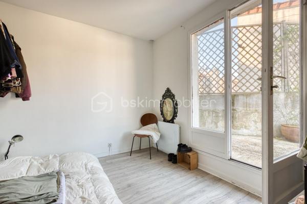 VILLA CHASSAGNOLLE - LES LILAS

Maison de ville familiale de 155,3 m2, 4 chambres, lumineuse (triple exposition) et au calme.
L'entrée principale se fait par un RDC surélevé donnant sur un espace de vie de 58 m2 comprenant : un salon et sa petite terrasse attenante son balcon attenant, une salle à manger avec cheminée ainsi qu'une cuisine ouverte aménagée et équipée.
Au 1er étage : un palier dessert deux chambres. Une chambre de 9,5 m2 et une chambre de 12,2 m2 avec sa terrasse de 20 m2 plein ouest. Une salle de bain avec toilettes de 5,3 m2.
Au deuxième et dernier étage : une grande chambre en mezzanine de 25,7 m2 avec double exposition.
Au RDC, accessible du salon par un escalier et/ou par une entrée indépendante donnant sur cour : un studio entièrement aménagé et autonome.
Le studio est composé d'un séjour et d'une cuisine aménagée et équipée de 14 m2, d'une chambre, ainsi que d'une salle d'eau avec toilettes.
Au RDC également, un palier dessert un espace buanderie de 5 m2 et un garage de 24 m2.

Proche de toutes commodités : commerces, écoles et transports
Métro ligne 11 à équidistance (600 mètres) des arrêts « Porte des Lilas » et «Mairie des Lilas »,  / tramway T3b à 10 minutes à pied
Bus 61 et 96

Pour davantage de photos/informations ou pour programmer une visite, n'hésitez pas à me contacter 7j/7