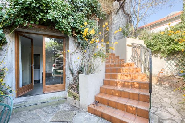 VILLA CHASSAGNOLLE - LES LILAS

Maison de ville familiale de 155,3 m2, 4 chambres, lumineuse (triple exposition) et au calme.
L'entrée principale se fait par un RDC surélevé donnant sur un espace de vie de 58 m2 comprenant : un salon et sa petite terrasse attenante son balcon attenant, une salle à manger avec cheminée ainsi qu'une cuisine ouverte aménagée et équipée.
Au 1er étage : un palier dessert deux chambres. Une chambre de 9,5 m2 et une chambre de 12,2 m2 avec sa terrasse de 20 m2 plein ouest. Une salle de bain avec toilettes de 5,3 m2.
Au deuxième et dernier étage : une grande chambre en mezzanine de 25,7 m2 avec double exposition.
Au RDC, accessible du salon par un escalier et/ou par une entrée indépendante donnant sur cour : un studio entièrement aménagé et autonome.
Le studio est composé d'un séjour et d'une cuisine aménagée et équipée de 14 m2, d'une chambre, ainsi que d'une salle d'eau avec toilettes.
Au RDC également, un palier dessert un espace buanderie de 5 m2 et un garage de 24 m2.

Proche de toutes commodités : commerces, écoles et transports
Métro ligne 11 à équidistance (600 mètres) des arrêts « Porte des Lilas » et «Mairie des Lilas »,  / tramway T3b à 10 minutes à pied
Bus 61 et 96

Pour davantage de photos/informations ou pour programmer une visite, n'hésitez pas à me contacter 7j/7