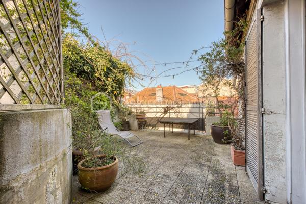 VILLA CHASSAGNOLLE - LES LILAS

Maison de ville familiale de 155,3 m2, 4 chambres, lumineuse (triple exposition) et au calme.
L'entrée principale se fait par un RDC surélevé donnant sur un espace de vie de 58 m2 comprenant : un salon et sa petite terrasse attenante son balcon attenant, une salle à manger avec cheminée ainsi qu'une cuisine ouverte aménagée et équipée.
Au 1er étage : un palier dessert deux chambres. Une chambre de 9,5 m2 et une chambre de 12,2 m2 avec sa terrasse de 20 m2 plein ouest. Une salle de bain avec toilettes de 5,3 m2.
Au deuxième et dernier étage : une grande chambre en mezzanine de 25,7 m2 avec double exposition.
Au RDC, accessible du salon par un escalier et/ou par une entrée indépendante donnant sur cour : un studio entièrement aménagé et autonome.
Le studio est composé d'un séjour et d'une cuisine aménagée et équipée de 14 m2, d'une chambre, ainsi que d'une salle d'eau avec toilettes.
Au RDC également, un palier dessert un espace buanderie de 5 m2 et un garage de 24 m2.

Proche de toutes commodités : commerces, écoles et transports
Métro ligne 11 à équidistance (600 mètres) des arrêts « Porte des Lilas » et «Mairie des Lilas »,  / tramway T3b à 10 minutes à pied
Bus 61 et 96

Pour davantage de photos/informations ou pour programmer une visite, n'hésitez pas à me contacter 7j/7