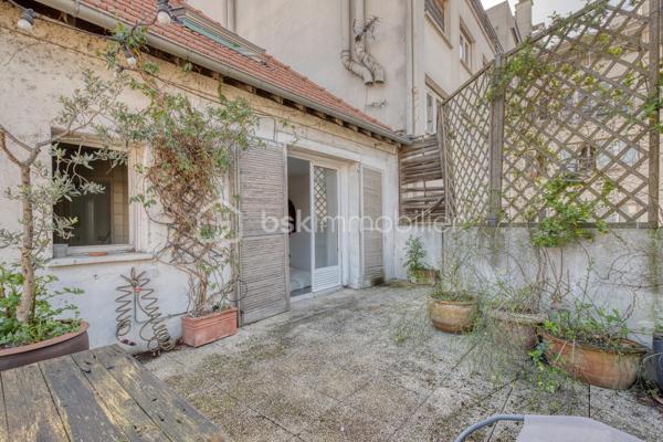 VILLA CHASSAGNOLLE - LES LILAS

Maison de ville familiale de 155,3 m2, 4 chambres, lumineuse (triple exposition) et au calme.
L'entrée principale se fait par un RDC surélevé donnant sur un espace de vie de 58 m2 comprenant : un salon et sa petite terrasse attenante son balcon attenant, une salle à manger avec cheminée ainsi qu'une cuisine ouverte aménagée et équipée.
Au 1er étage : un palier dessert deux chambres. Une chambre de 9,5 m2 et une chambre de 12,2 m2 avec sa terrasse de 20 m2 plein ouest. Une salle de bain avec toilettes de 5,3 m2.
Au deuxième et dernier étage : une grande chambre en mezzanine de 25,7 m2 avec double exposition.
Au RDC, accessible du salon par un escalier et/ou par une entrée indépendante donnant sur cour : un studio entièrement aménagé et autonome.
Le studio est composé d'un séjour et d'une cuisine aménagée et équipée de 14 m2, d'une chambre, ainsi que d'une salle d'eau avec toilettes.
Au RDC également, un palier dessert un espace buanderie de 5 m2 et un garage de 24 m2.

Proche de toutes commodités : commerces, écoles et transports
Métro ligne 11 à équidistance (600 mètres) des arrêts « Porte des Lilas » et «Mairie des Lilas »,  / tramway T3b à 10 minutes à pied
Bus 61 et 96

Pour davantage de photos/informations ou pour programmer une visite, n'hésitez pas à me contacter 7j/7