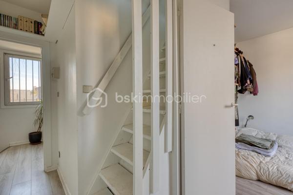 VILLA CHASSAGNOLLE - LES LILAS

Maison de ville familiale de 155,3 m2, 4 chambres, lumineuse (triple exposition) et au calme.
L'entrée principale se fait par un RDC surélevé donnant sur un espace de vie de 58 m2 comprenant : un salon et sa petite terrasse attenante son balcon attenant, une salle à manger avec cheminée ainsi qu'une cuisine ouverte aménagée et équipée.
Au 1er étage : un palier dessert deux chambres. Une chambre de 9,5 m2 et une chambre de 12,2 m2 avec sa terrasse de 20 m2 plein ouest. Une salle de bain avec toilettes de 5,3 m2.
Au deuxième et dernier étage : une grande chambre en mezzanine de 25,7 m2 avec double exposition.
Au RDC, accessible du salon par un escalier et/ou par une entrée indépendante donnant sur cour : un studio entièrement aménagé et autonome.
Le studio est composé d'un séjour et d'une cuisine aménagée et équipée de 14 m2, d'une chambre, ainsi que d'une salle d'eau avec toilettes.
Au RDC également, un palier dessert un espace buanderie de 5 m2 et un garage de 24 m2.

Proche de toutes commodités : commerces, écoles et transports
Métro ligne 11 à équidistance (600 mètres) des arrêts « Porte des Lilas » et «Mairie des Lilas »,  / tramway T3b à 10 minutes à pied
Bus 61 et 96

Pour davantage de photos/informations ou pour programmer une visite, n'hésitez pas à me contacter 7j/7