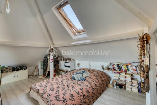 VILLA CHASSAGNOLLE - LES LILAS

Maison de ville familiale de 155,3 m2, 4 chambres, lumineuse (triple exposition) et au calme.
L'entrée principale se fait par un RDC surélevé donnant sur un espace de vie de 58 m2 comprenant : un salon et sa petite terrasse attenante son balcon attenant, une salle à manger avec cheminée ainsi qu'une cuisine ouverte aménagée et équipée.
Au 1er étage : un palier dessert deux chambres. Une chambre de 9,5 m2 et une chambre de 12,2 m2 avec sa terrasse de 20 m2 plein ouest. Une salle de bain avec toilettes de 5,3 m2.
Au deuxième et dernier étage : une grande chambre en mezzanine de 25,7 m2 avec double exposition.
Au RDC, accessible du salon par un escalier et/ou par une entrée indépendante donnant sur cour : un studio entièrement aménagé et autonome.
Le studio est composé d'un séjour et d'une cuisine aménagée et équipée de 14 m2, d'une chambre, ainsi que d'une salle d'eau avec toilettes.
Au RDC également, un palier dessert un espace buanderie de 5 m2 et un garage de 24 m2.

Proche de toutes commodités : commerces, écoles et transports
Métro ligne 11 à équidistance (600 mètres) des arrêts « Porte des Lilas » et «Mairie des Lilas »,  / tramway T3b à 10 minutes à pied
Bus 61 et 96

Pour davantage de photos/informations ou pour programmer une visite, n'hésitez pas à me contacter 7j/7