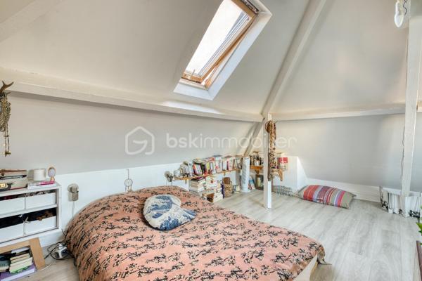 VILLA CHASSAGNOLLE - LES LILAS

Maison de ville familiale de 155,3 m2, 4 chambres, lumineuse (triple exposition) et au calme.
L'entrée principale se fait par un RDC surélevé donnant sur un espace de vie de 58 m2 comprenant : un salon et sa petite terrasse attenante son balcon attenant, une salle à manger avec cheminée ainsi qu'une cuisine ouverte aménagée et équipée.
Au 1er étage : un palier dessert deux chambres. Une chambre de 9,5 m2 et une chambre de 12,2 m2 avec sa terrasse de 20 m2 plein ouest. Une salle de bain avec toilettes de 5,3 m2.
Au deuxième et dernier étage : une grande chambre en mezzanine de 25,7 m2 avec double exposition.
Au RDC, accessible du salon par un escalier et/ou par une entrée indépendante donnant sur cour : un studio entièrement aménagé et autonome.
Le studio est composé d'un séjour et d'une cuisine aménagée et équipée de 14 m2, d'une chambre, ainsi que d'une salle d'eau avec toilettes.
Au RDC également, un palier dessert un espace buanderie de 5 m2 et un garage de 24 m2.

Proche de toutes commodités : commerces, écoles et transports
Métro ligne 11 à équidistance (600 mètres) des arrêts « Porte des Lilas » et «Mairie des Lilas »,  / tramway T3b à 10 minutes à pied
Bus 61 et 96

Pour davantage de photos/informations ou pour programmer une visite, n'hésitez pas à me contacter 7j/7