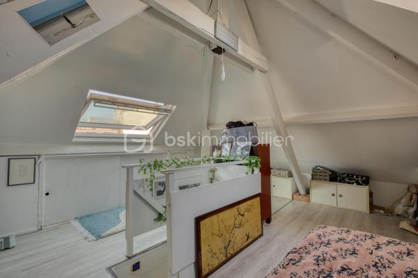 VILLA CHASSAGNOLLE - LES LILAS

Maison de ville familiale de 155,3 m2, 4 chambres, lumineuse (triple exposition) et au calme.
L'entrée principale se fait par un RDC surélevé donnant sur un espace de vie de 58 m2 comprenant : un salon et sa petite terrasse attenante son balcon attenant, une salle à manger avec cheminée ainsi qu'une cuisine ouverte aménagée et équipée.
Au 1er étage : un palier dessert deux chambres. Une chambre de 9,5 m2 et une chambre de 12,2 m2 avec sa terrasse de 20 m2 plein ouest. Une salle de bain avec toilettes de 5,3 m2.
Au deuxième et dernier étage : une grande chambre en mezzanine de 25,7 m2 avec double exposition.
Au RDC, accessible du salon par un escalier et/ou par une entrée indépendante donnant sur cour : un studio entièrement aménagé et autonome.
Le studio est composé d'un séjour et d'une cuisine aménagée et équipée de 14 m2, d'une chambre, ainsi que d'une salle d'eau avec toilettes.
Au RDC également, un palier dessert un espace buanderie de 5 m2 et un garage de 24 m2.

Proche de toutes commodités : commerces, écoles et transports
Métro ligne 11 à équidistance (600 mètres) des arrêts « Porte des Lilas » et «Mairie des Lilas »,  / tramway T3b à 10 minutes à pied
Bus 61 et 96

Pour davantage de photos/informations ou pour programmer une visite, n'hésitez pas à me contacter 7j/7