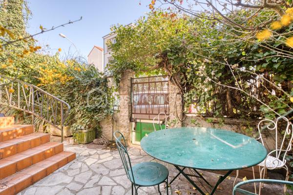 VILLA CHASSAGNOLLE - LES LILAS

Maison de ville familiale de 155,3 m2, 4 chambres, lumineuse (triple exposition) et au calme.
L'entrée principale se fait par un RDC surélevé donnant sur un espace de vie de 58 m2 comprenant : un salon et sa petite terrasse attenante son balcon attenant, une salle à manger avec cheminée ainsi qu'une cuisine ouverte aménagée et équipée.
Au 1er étage : un palier dessert deux chambres. Une chambre de 9,5 m2 et une chambre de 12,2 m2 avec sa terrasse de 20 m2 plein ouest. Une salle de bain avec toilettes de 5,3 m2.
Au deuxième et dernier étage : une grande chambre en mezzanine de 25,7 m2 avec double exposition.
Au RDC, accessible du salon par un escalier et/ou par une entrée indépendante donnant sur cour : un studio entièrement aménagé et autonome.
Le studio est composé d'un séjour et d'une cuisine aménagée et équipée de 14 m2, d'une chambre, ainsi que d'une salle d'eau avec toilettes.
Au RDC également, un palier dessert un espace buanderie de 5 m2 et un garage de 24 m2.

Proche de toutes commodités : commerces, écoles et transports
Métro ligne 11 à équidistance (600 mètres) des arrêts « Porte des Lilas » et «Mairie des Lilas »,  / tramway T3b à 10 minutes à pied
Bus 61 et 96

Pour davantage de photos/informations ou pour programmer une visite, n'hésitez pas à me contacter 7j/7