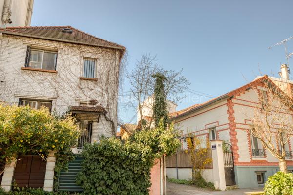 VILLA CHASSAGNOLLE - LES LILAS

Maison de ville familiale de 155,3 m2, 4 chambres, lumineuse (triple exposition) et au calme.
L'entrée principale se fait par un RDC surélevé donnant sur un espace de vie de 58 m2 comprenant : un salon et sa petite terrasse attenante son balcon attenant, une salle à manger avec cheminée ainsi qu'une cuisine ouverte aménagée et équipée.
Au 1er étage : un palier dessert deux chambres. Une chambre de 9,5 m2 et une chambre de 12,2 m2 avec sa terrasse de 20 m2 plein ouest. Une salle de bain avec toilettes de 5,3 m2.
Au deuxième et dernier étage : une grande chambre en mezzanine de 25,7 m2 avec double exposition.
Au RDC, accessible du salon par un escalier et/ou par une entrée indépendante donnant sur cour : un studio entièrement aménagé et autonome.
Le studio est composé d'un séjour et d'une cuisine aménagée et équipée de 14 m2, d'une chambre, ainsi que d'une salle d'eau avec toilettes.
Au RDC également, un palier dessert un espace buanderie de 5 m2 et un garage de 24 m2.

Proche de toutes commodités : commerces, écoles et transports
Métro ligne 11 à équidistance (600 mètres) des arrêts « Porte des Lilas » et «Mairie des Lilas »,  / tramway T3b à 10 minutes à pied
Bus 61 et 96

Pour davantage de photos/informations ou pour programmer une visite, n'hésitez pas à me contacter 7j/7