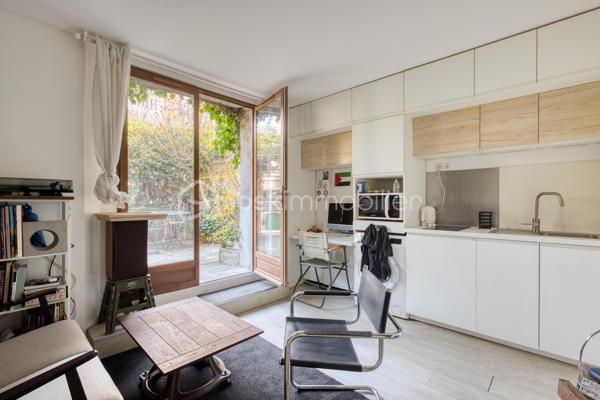 VILLA CHASSAGNOLLE - LES LILAS

Maison de ville familiale de 155,3 m2, 4 chambres, lumineuse (triple exposition) et au calme.
L'entrée principale se fait par un RDC surélevé donnant sur un espace de vie de 58 m2 comprenant : un salon et sa petite terrasse attenante son balcon attenant, une salle à manger avec cheminée ainsi qu'une cuisine ouverte aménagée et équipée.
Au 1er étage : un palier dessert deux chambres. Une chambre de 9,5 m2 et une chambre de 12,2 m2 avec sa terrasse de 20 m2 plein ouest. Une salle de bain avec toilettes de 5,3 m2.
Au deuxième et dernier étage : une grande chambre en mezzanine de 25,7 m2 avec double exposition.
Au RDC, accessible du salon par un escalier et/ou par une entrée indépendante donnant sur cour : un studio entièrement aménagé et autonome.
Le studio est composé d'un séjour et d'une cuisine aménagée et équipée de 14 m2, d'une chambre, ainsi que d'une salle d'eau avec toilettes.
Au RDC également, un palier dessert un espace buanderie de 5 m2 et un garage de 24 m2.

Proche de toutes commodités : commerces, écoles et transports
Métro ligne 11 à équidistance (600 mètres) des arrêts « Porte des Lilas » et «Mairie des Lilas »,  / tramway T3b à 10 minutes à pied
Bus 61 et 96

Pour davantage de photos/informations ou pour programmer une visite, n'hésitez pas à me contacter 7j/7