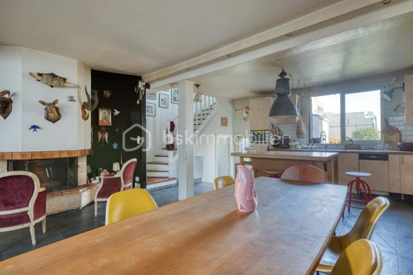 VILLA CHASSAGNOLLE - LES LILAS

Maison de ville familiale de 155,3 m2, 4 chambres, lumineuse (triple exposition) et au calme.
L'entrée principale se fait par un RDC surélevé donnant sur un espace de vie de 58 m2 comprenant : un salon et sa petite terrasse attenante son balcon attenant, une salle à manger avec cheminée ainsi qu'une cuisine ouverte aménagée et équipée.
Au 1er étage : un palier dessert deux chambres. Une chambre de 9,5 m2 et une chambre de 12,2 m2 avec sa terrasse de 20 m2 plein ouest. Une salle de bain avec toilettes de 5,3 m2.
Au deuxième et dernier étage : une grande chambre en mezzanine de 25,7 m2 avec double exposition.
Au RDC, accessible du salon par un escalier et/ou par une entrée indépendante donnant sur cour : un studio entièrement aménagé et autonome.
Le studio est composé d'un séjour et d'une cuisine aménagée et équipée de 14 m2, d'une chambre, ainsi que d'une salle d'eau avec toilettes.
Au RDC également, un palier dessert un espace buanderie de 5 m2 et un garage de 24 m2.

Proche de toutes commodités : commerces, écoles et transports
Métro ligne 11 à équidistance (600 mètres) des arrêts « Porte des Lilas » et «Mairie des Lilas »,  / tramway T3b à 10 minutes à pied
Bus 61 et 96

Pour davantage de photos/informations ou pour programmer une visite, n'hésitez pas à me contacter 7j/7