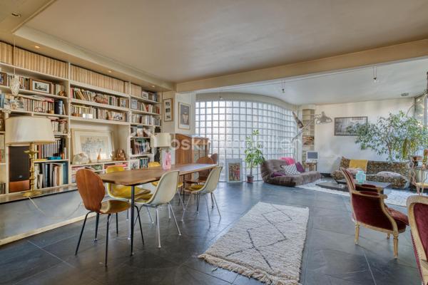 VILLA CHASSAGNOLLE - LES LILAS

Maison de ville familiale de 155,3 m2, 4 chambres, lumineuse (triple exposition) et au calme.
L'entrée principale se fait par un RDC surélevé donnant sur un espace de vie de 58 m2 comprenant : un salon et sa petite terrasse attenante son balcon attenant, une salle à manger avec cheminée ainsi qu'une cuisine ouverte aménagée et équipée.
Au 1er étage : un palier dessert deux chambres. Une chambre de 9,5 m2 et une chambre de 12,2 m2 avec sa terrasse de 20 m2 plein ouest. Une salle de bain avec toilettes de 5,3 m2.
Au deuxième et dernier étage : une grande chambre en mezzanine de 25,7 m2 avec double exposition.
Au RDC, accessible du salon par un escalier et/ou par une entrée indépendante donnant sur cour : un studio entièrement aménagé et autonome.
Le studio est composé d'un séjour et d'une cuisine aménagée et équipée de 14 m2, d'une chambre, ainsi que d'une salle d'eau avec toilettes.
Au RDC également, un palier dessert un espace buanderie de 5 m2 et un garage de 24 m2.

Proche de toutes commodités : commerces, écoles et transports
Métro ligne 11 à équidistance (600 mètres) des arrêts « Porte des Lilas » et «Mairie des Lilas »,  / tramway T3b à 10 minutes à pied
Bus 61 et 96

Pour davantage de photos/informations ou pour programmer une visite, n'hésitez pas à me contacter 7j/7