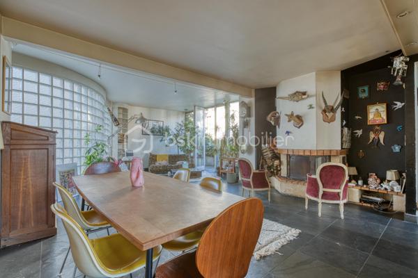 VILLA CHASSAGNOLLE - LES LILAS

Maison de ville familiale de 155,3 m2, 4 chambres, lumineuse (triple exposition) et au calme.
L'entrée principale se fait par un RDC surélevé donnant sur un espace de vie de 58 m2 comprenant : un salon et sa petite terrasse attenante son balcon attenant, une salle à manger avec cheminée ainsi qu'une cuisine ouverte aménagée et équipée.
Au 1er étage : un palier dessert deux chambres. Une chambre de 9,5 m2 et une chambre de 12,2 m2 avec sa terrasse de 20 m2 plein ouest. Une salle de bain avec toilettes de 5,3 m2.
Au deuxième et dernier étage : une grande chambre en mezzanine de 25,7 m2 avec double exposition.
Au RDC, accessible du salon par un escalier et/ou par une entrée indépendante donnant sur cour : un studio entièrement aménagé et autonome.
Le studio est composé d'un séjour et d'une cuisine aménagée et équipée de 14 m2, d'une chambre, ainsi que d'une salle d'eau avec toilettes.
Au RDC également, un palier dessert un espace buanderie de 5 m2 et un garage de 24 m2.

Proche de toutes commodités : commerces, écoles et transports
Métro ligne 11 à équidistance (600 mètres) des arrêts « Porte des Lilas » et «Mairie des Lilas »,  / tramway T3b à 10 minutes à pied
Bus 61 et 96

Pour davantage de photos/informations ou pour programmer une visite, n'hésitez pas à me contacter 7j/7
