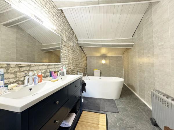 Charmante propriété de 3 chambres avec piscine, gîte potentiel - proche de toutes les commodités