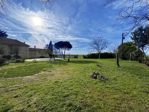 Charmante propriété de 3 chambres avec piscine, gîte potentiel - proche de toutes les commodités