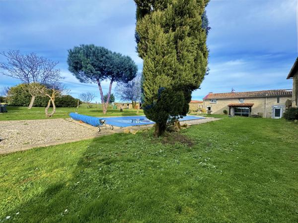 Charmante propriété de 3 chambres avec piscine, gîte potentiel - proche de toutes les commodités