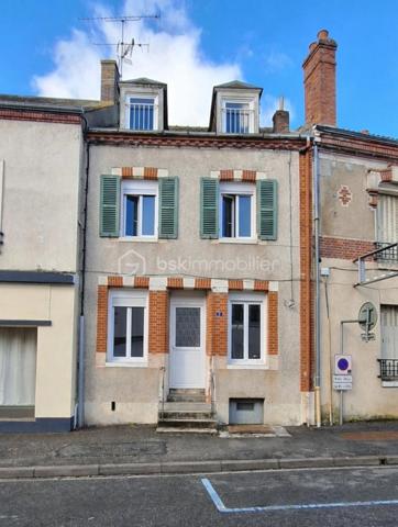 Idéal investisseur immobilier ou 1 er achat 

Maison de ville comprenant : 

Séjour, cuisine , salle d'eau avec WC .
En dessous de la cuisine une cave avec accès sois par la cuisine soit en extérieur.
A l'étage une grande chambre, 1 bureau 
Au dernier étage une seconde grande chambre avec point d'eau +WC.

En extérieur terrain non attenant  de environ 285 m²

Travaux à prévoir 

Chauffage Gaz