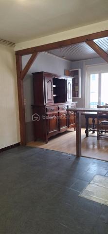 Idéal investisseur immobilier ou 1 er achat 

Maison de ville comprenant : 

Séjour, cuisine , salle d'eau avec WC .
En dessous de la cuisine une cave avec accès sois par la cuisine soit en extérieur.
A l'étage une grande chambre, 1 bureau 
Au dernier étage une seconde grande chambre avec point d'eau +WC.

En extérieur terrain non attenant  de environ 285 m²

Travaux à prévoir 

Chauffage Gaz