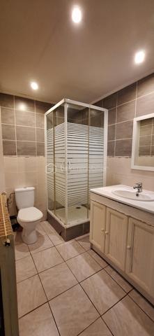 Idéal investisseur immobilier ou 1 er achat 

Maison de ville comprenant : 

Séjour, cuisine , salle d'eau avec WC .
En dessous de la cuisine une cave avec accès sois par la cuisine soit en extérieur.
A l'étage une grande chambre, 1 bureau 
Au dernier étage une seconde grande chambre avec point d'eau +WC.

En extérieur terrain non attenant  de environ 285 m²

Travaux à prévoir 

Chauffage Gaz