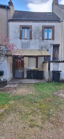 Idéal investisseur immobilier ou 1 er achat 

Maison de ville comprenant : 

Séjour, cuisine , salle d'eau avec WC .
En dessous de la cuisine une cave avec accès sois par la cuisine soit en extérieur.
A l'étage une grande chambre, 1 bureau 
Au dernier étage une seconde grande chambre avec point d'eau +WC.

En extérieur terrain non attenant  de environ 285 m²

Travaux à prévoir 

Chauffage Gaz