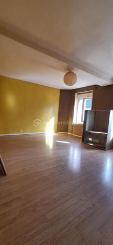 Idéal investisseur immobilier ou 1 er achat 

Maison de ville comprenant : 

Séjour, cuisine , salle d'eau avec WC .
En dessous de la cuisine une cave avec accès sois par la cuisine soit en extérieur.
A l'étage une grande chambre, 1 bureau 
Au dernier étage une seconde grande chambre avec point d'eau +WC.

En extérieur terrain non attenant  de environ 285 m²

Travaux à prévoir 

Chauffage Gaz