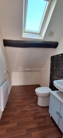 Idéal investisseur immobilier ou 1 er achat 

Maison de ville comprenant : 

Séjour, cuisine , salle d'eau avec WC .
En dessous de la cuisine une cave avec accès sois par la cuisine soit en extérieur.
A l'étage une grande chambre, 1 bureau 
Au dernier étage une seconde grande chambre avec point d'eau +WC.

En extérieur terrain non attenant  de environ 285 m²

Travaux à prévoir 

Chauffage Gaz
