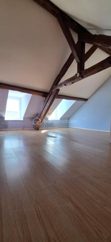 Idéal investisseur immobilier ou 1 er achat 

Maison de ville comprenant : 

Séjour, cuisine , salle d'eau avec WC .
En dessous de la cuisine une cave avec accès sois par la cuisine soit en extérieur.
A l'étage une grande chambre, 1 bureau 
Au dernier étage une seconde grande chambre avec point d'eau +WC.

En extérieur terrain non attenant  de environ 285 m²

Travaux à prévoir 

Chauffage Gaz