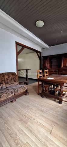 Idéal investisseur immobilier ou 1 er achat 

Maison de ville comprenant : 

Séjour, cuisine , salle d'eau avec WC .
En dessous de la cuisine une cave avec accès sois par la cuisine soit en extérieur.
A l'étage une grande chambre, 1 bureau 
Au dernier étage une seconde grande chambre avec point d'eau +WC.

En extérieur terrain non attenant  de environ 285 m²

Travaux à prévoir 

Chauffage Gaz