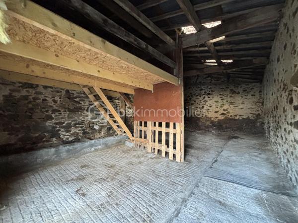 Opportunité à saisir chez BSK Immobilier !

Grande bâtisse en pierre d’environ 188 m² offrant un vaste potentiel pour un usage de stockage ou l’aménagement d’un grand garage.

Implantée sur une parcelle de 696 m² dans un environnement naturel préservé, à proximité du lac de la Bultière, elle profite d’un cadre paisible et verdoyant, avec un accès simple et rapide.

Le bâtiment se compose de trois volumes distincts, permettant d’organiser l’espace selon vos besoins.
La hauteur sous toiture offre également la possibilité d’exploiter plusieurs niveaux.

L’ensemble se situe en zone agricole non constructible, destiné exclusivement à un usage non résidentiel.

Un bien rare sur le secteur, apprécié pour son charme authentique et sa localisation privilégiée au cœur de la nature.
Non soumis au DPE.

Pour plus de renseignements et organiser une visite, contactez Noëmie BRÉGEON au 06 63 61 34 66, conseillère immobilier BSK sur le secteur de MONTAIGU-VENDÉE et sa région.