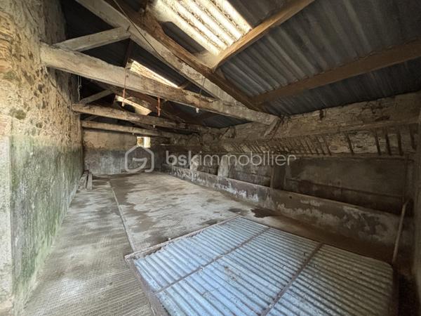 Opportunité à saisir chez BSK Immobilier !

Grande bâtisse en pierre d’environ 188 m² offrant un vaste potentiel pour un usage de stockage ou l’aménagement d’un grand garage.

Implantée sur une parcelle de 696 m² dans un environnement naturel préservé, à proximité du lac de la Bultière, elle profite d’un cadre paisible et verdoyant, avec un accès simple et rapide.

Le bâtiment se compose de trois volumes distincts, permettant d’organiser l’espace selon vos besoins.
La hauteur sous toiture offre également la possibilité d’exploiter plusieurs niveaux.

L’ensemble se situe en zone agricole non constructible, destiné exclusivement à un usage non résidentiel.

Un bien rare sur le secteur, apprécié pour son charme authentique et sa localisation privilégiée au cœur de la nature.
Non soumis au DPE.

Pour plus de renseignements et organiser une visite, contactez Noëmie BRÉGEON au 06 63 61 34 66, conseillère immobilier BSK sur le secteur de MONTAIGU-VENDÉE et sa région.