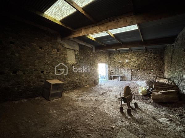 Opportunité à saisir chez BSK Immobilier !

Grande bâtisse en pierre d’environ 188 m² offrant un vaste potentiel pour un usage de stockage ou l’aménagement d’un grand garage.

Implantée sur une parcelle de 696 m² dans un environnement naturel préservé, à proximité du lac de la Bultière, elle profite d’un cadre paisible et verdoyant, avec un accès simple et rapide.

Le bâtiment se compose de trois volumes distincts, permettant d’organiser l’espace selon vos besoins.
La hauteur sous toiture offre également la possibilité d’exploiter plusieurs niveaux.

L’ensemble se situe en zone agricole non constructible, destiné exclusivement à un usage non résidentiel.

Un bien rare sur le secteur, apprécié pour son charme authentique et sa localisation privilégiée au cœur de la nature.
Non soumis au DPE.

Pour plus de renseignements et organiser une visite, contactez Noëmie BRÉGEON au 06 63 61 34 66, conseillère immobilier BSK sur le secteur de MONTAIGU-VENDÉE et sa région.