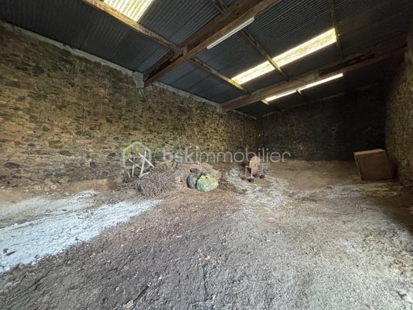 Opportunité à saisir chez BSK Immobilier !

Grande bâtisse en pierre d’environ 188 m² offrant un vaste potentiel pour un usage de stockage ou l’aménagement d’un grand garage.

Implantée sur une parcelle de 696 m² dans un environnement naturel préservé, à proximité du lac de la Bultière, elle profite d’un cadre paisible et verdoyant, avec un accès simple et rapide.

Le bâtiment se compose de trois volumes distincts, permettant d’organiser l’espace selon vos besoins.
La hauteur sous toiture offre également la possibilité d’exploiter plusieurs niveaux.

L’ensemble se situe en zone agricole non constructible, destiné exclusivement à un usage non résidentiel.

Un bien rare sur le secteur, apprécié pour son charme authentique et sa localisation privilégiée au cœur de la nature.
Non soumis au DPE.

Pour plus de renseignements et organiser une visite, contactez Noëmie BRÉGEON au 06 63 61 34 66, conseillère immobilier BSK sur le secteur de MONTAIGU-VENDÉE et sa région.