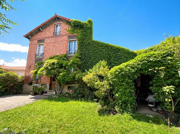 Maison
         6 pièces
        - 150 m² 680 000 € *