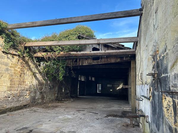 Très rare sur ce secteur hangar / terrain 564 m²