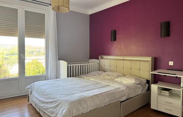 Maison lumineuse aux beaux volumes   Jardin, terrasse et fort potentiel d’aménagement