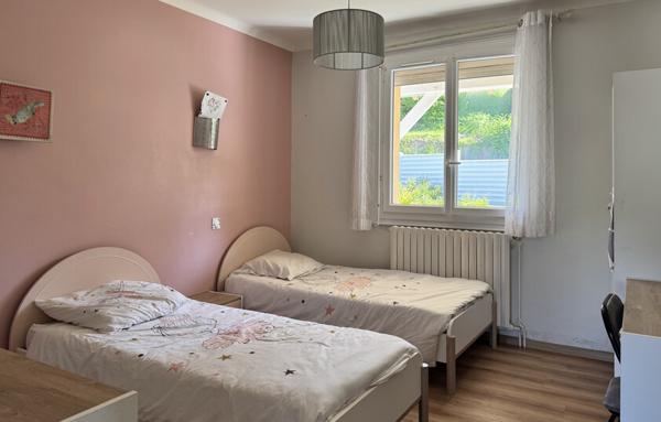 Maison lumineuse aux beaux volumes   Jardin, terrasse et fort potentiel d’aménagement