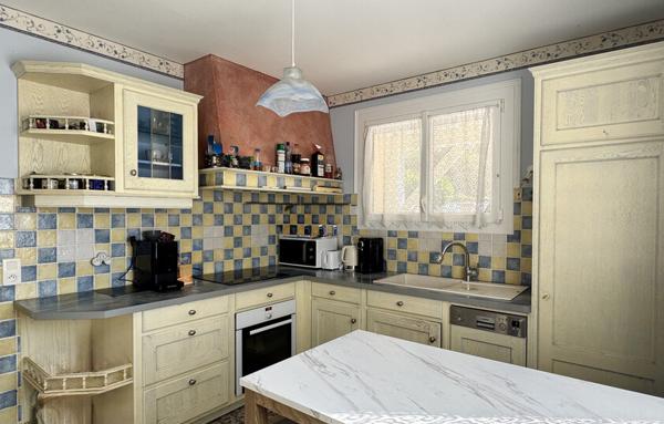 Maison lumineuse aux beaux volumes   Jardin, terrasse et fort potentiel d’aménagement