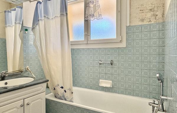 Maison lumineuse aux beaux volumes   Jardin, terrasse et fort potentiel d’aménagement