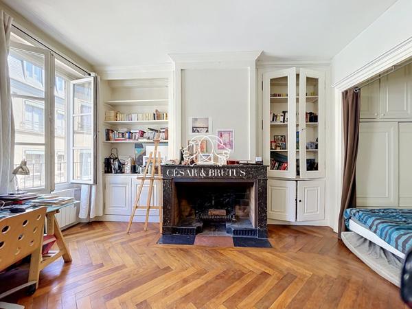 LYON 1, proche de la Mairie du 1er arrondissement, charmant appartement croix-roussien (pierres apparentes dès l’entrée) T1 bis de 44m² situé au 5ème étage.