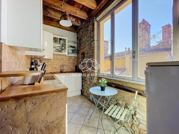 LYON 1, proche de la Mairie du 1er arrondissement, charmant appartement croix-roussien (pierres apparentes dès l’entrée) T1 bis de 44m² situé au 5ème étage.