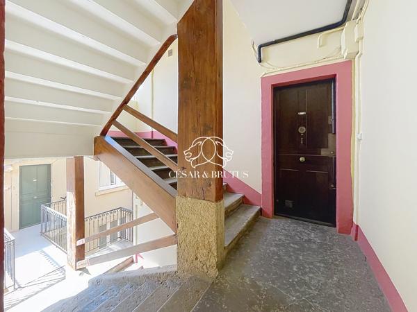 LYON 1, proche de la Mairie du 1er arrondissement, charmant appartement croix-roussien (pierres apparentes dès l’entrée) T1 bis de 44m² situé au 5ème étage.