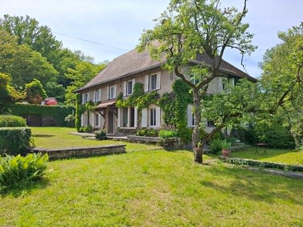 Propriété en Harmonie entre Nature et Élégance