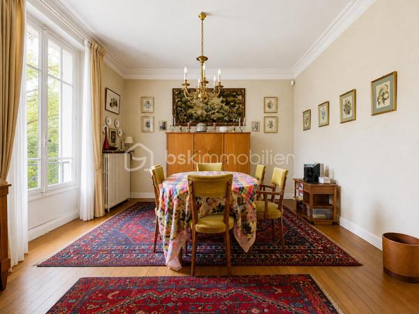 🏡 LE VÉSINET — Une maison de caractère style Mansard, écrin de sérénité.

Nichée dans l'un des environnements les plus recherchés du Vésinet, cette maison familiale déploie sur trois niveaux un art de vivre rare, où espace, lumière et raffinement se répondent.
Dès l'entrée, le ton est donné : une salle à manger généreuse ouvre sur un double séjour baigné de lumière, prolongé par une véranda qui invite la nature à l'intérieur. La cuisine fermée, tournée vers la terrasse, se prête aussi bien aux repas du quotidien qu'à la réception. Un vestiaire avec WC séparés complète avec élégance ce niveau de réception.
À l'étage, l'intimité prend toute sa dimension : trois chambres, dont une avec point d'eau, et une suite parentale à part entière — salle de bain, dressing, espace privatif pensé comme un véritable cocon. Une salle de bain supplémentaire et des WC séparés achèvent cette organisation pensée pour le confort de toute la famille.
Le sous-sol, entièrement aménagé, révèle une surprenante richesse d'usages : buanderie, salle de jeux avec point d'eau, chambre supplémentaire, atelier, cave à vins, chaufferie et débarras — autant d'espaces qui offrent une liberté rare pour vivre, recevoir et se ressourcer.
À l'extérieur, un jardin fleuri et verdoyant offre un véritable écrin de nature, propice à la détente et aux instants en famille. Garage et remise attenante, également équipés d'un point d'eau, complètent ce bien d'exception.
192 m² habitables, dans un cadre calme et privilégié, au cœur du Vésinet.
Une maison qui ne se raconte pas — elle se découvre.
Terrain de 726 m2
