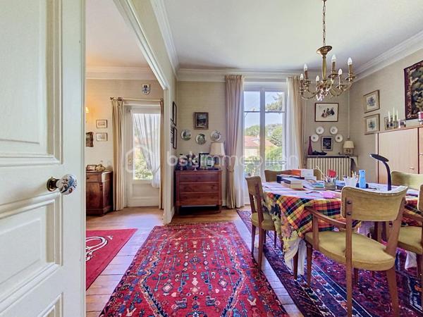 🏡 LE VÉSINET — Une maison de caractère style Mansard, écrin de sérénité.

Nichée dans l'un des environnements les plus recherchés du Vésinet, cette maison familiale déploie sur trois niveaux un art de vivre rare, où espace, lumière et raffinement se répondent.
Dès l'entrée, le ton est donné : une salle à manger généreuse ouvre sur un double séjour baigné de lumière, prolongé par une véranda qui invite la nature à l'intérieur. La cuisine fermée, tournée vers la terrasse, se prête aussi bien aux repas du quotidien qu'à la réception. Un vestiaire avec WC séparés complète avec élégance ce niveau de réception.
À l'étage, l'intimité prend toute sa dimension : trois chambres, dont une avec point d'eau, et une suite parentale à part entière — salle de bain, dressing, espace privatif pensé comme un véritable cocon. Une salle de bain supplémentaire et des WC séparés achèvent cette organisation pensée pour le confort de toute la famille.
Le sous-sol, entièrement aménagé, révèle une surprenante richesse d'usages : buanderie, salle de jeux avec point d'eau, chambre supplémentaire, atelier, cave à vins, chaufferie et débarras — autant d'espaces qui offrent une liberté rare pour vivre, recevoir et se ressourcer.
À l'extérieur, un jardin fleuri et verdoyant offre un véritable écrin de nature, propice à la détente et aux instants en famille. Garage et remise attenante, également équipés d'un point d'eau, complètent ce bien d'exception.
192 m² habitables, dans un cadre calme et privilégié, au cœur du Vésinet.
Une maison qui ne se raconte pas — elle se découvre.
Terrain de 726 m2