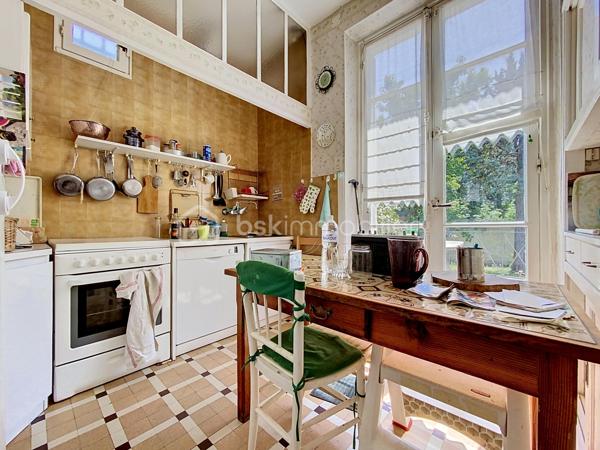 🏡 LE VÉSINET — Une maison de caractère style Mansard, écrin de sérénité.

Nichée dans l'un des environnements les plus recherchés du Vésinet, cette maison familiale déploie sur trois niveaux un art de vivre rare, où espace, lumière et raffinement se répondent.
Dès l'entrée, le ton est donné : une salle à manger généreuse ouvre sur un double séjour baigné de lumière, prolongé par une véranda qui invite la nature à l'intérieur. La cuisine fermée, tournée vers la terrasse, se prête aussi bien aux repas du quotidien qu'à la réception. Un vestiaire avec WC séparés complète avec élégance ce niveau de réception.
À l'étage, l'intimité prend toute sa dimension : trois chambres, dont une avec point d'eau, et une suite parentale à part entière — salle de bain, dressing, espace privatif pensé comme un véritable cocon. Une salle de bain supplémentaire et des WC séparés achèvent cette organisation pensée pour le confort de toute la famille.
Le sous-sol, entièrement aménagé, révèle une surprenante richesse d'usages : buanderie, salle de jeux avec point d'eau, chambre supplémentaire, atelier, cave à vins, chaufferie et débarras — autant d'espaces qui offrent une liberté rare pour vivre, recevoir et se ressourcer.
À l'extérieur, un jardin fleuri et verdoyant offre un véritable écrin de nature, propice à la détente et aux instants en famille. Garage et remise attenante, également équipés d'un point d'eau, complètent ce bien d'exception.
192 m² habitables, dans un cadre calme et privilégié, au cœur du Vésinet.
Une maison qui ne se raconte pas — elle se découvre.
Terrain de 726 m2