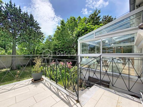 🏡 LE VÉSINET — Une maison de caractère style Mansard, écrin de sérénité.

Nichée dans l'un des environnements les plus recherchés du Vésinet, cette maison familiale déploie sur trois niveaux un art de vivre rare, où espace, lumière et raffinement se répondent.
Dès l'entrée, le ton est donné : une salle à manger généreuse ouvre sur un double séjour baigné de lumière, prolongé par une véranda qui invite la nature à l'intérieur. La cuisine fermée, tournée vers la terrasse, se prête aussi bien aux repas du quotidien qu'à la réception. Un vestiaire avec WC séparés complète avec élégance ce niveau de réception.
À l'étage, l'intimité prend toute sa dimension : trois chambres, dont une avec point d'eau, et une suite parentale à part entière — salle de bain, dressing, espace privatif pensé comme un véritable cocon. Une salle de bain supplémentaire et des WC séparés achèvent cette organisation pensée pour le confort de toute la famille.
Le sous-sol, entièrement aménagé, révèle une surprenante richesse d'usages : buanderie, salle de jeux avec point d'eau, chambre supplémentaire, atelier, cave à vins, chaufferie et débarras — autant d'espaces qui offrent une liberté rare pour vivre, recevoir et se ressourcer.
À l'extérieur, un jardin fleuri et verdoyant offre un véritable écrin de nature, propice à la détente et aux instants en famille. Garage et remise attenante, également équipés d'un point d'eau, complètent ce bien d'exception.
192 m² habitables, dans un cadre calme et privilégié, au cœur du Vésinet.
Une maison qui ne se raconte pas — elle se découvre.
Terrain de 726 m2