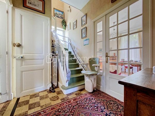 🏡 LE VÉSINET — Une maison de caractère style Mansard, écrin de sérénité.

Nichée dans l'un des environnements les plus recherchés du Vésinet, cette maison familiale déploie sur trois niveaux un art de vivre rare, où espace, lumière et raffinement se répondent.
Dès l'entrée, le ton est donné : une salle à manger généreuse ouvre sur un double séjour baigné de lumière, prolongé par une véranda qui invite la nature à l'intérieur. La cuisine fermée, tournée vers la terrasse, se prête aussi bien aux repas du quotidien qu'à la réception. Un vestiaire avec WC séparés complète avec élégance ce niveau de réception.
À l'étage, l'intimité prend toute sa dimension : trois chambres, dont une avec point d'eau, et une suite parentale à part entière — salle de bain, dressing, espace privatif pensé comme un véritable cocon. Une salle de bain supplémentaire et des WC séparés achèvent cette organisation pensée pour le confort de toute la famille.
Le sous-sol, entièrement aménagé, révèle une surprenante richesse d'usages : buanderie, salle de jeux avec point d'eau, chambre supplémentaire, atelier, cave à vins, chaufferie et débarras — autant d'espaces qui offrent une liberté rare pour vivre, recevoir et se ressourcer.
À l'extérieur, un jardin fleuri et verdoyant offre un véritable écrin de nature, propice à la détente et aux instants en famille. Garage et remise attenante, également équipés d'un point d'eau, complètent ce bien d'exception.
192 m² habitables, dans un cadre calme et privilégié, au cœur du Vésinet.
Une maison qui ne se raconte pas — elle se découvre.
Terrain de 726 m2