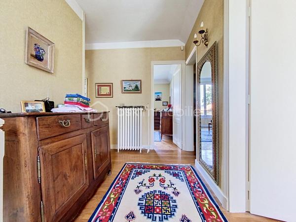 🏡 LE VÉSINET — Une maison de caractère style Mansard, écrin de sérénité.

Nichée dans l'un des environnements les plus recherchés du Vésinet, cette maison familiale déploie sur trois niveaux un art de vivre rare, où espace, lumière et raffinement se répondent.
Dès l'entrée, le ton est donné : une salle à manger généreuse ouvre sur un double séjour baigné de lumière, prolongé par une véranda qui invite la nature à l'intérieur. La cuisine fermée, tournée vers la terrasse, se prête aussi bien aux repas du quotidien qu'à la réception. Un vestiaire avec WC séparés complète avec élégance ce niveau de réception.
À l'étage, l'intimité prend toute sa dimension : trois chambres, dont une avec point d'eau, et une suite parentale à part entière — salle de bain, dressing, espace privatif pensé comme un véritable cocon. Une salle de bain supplémentaire et des WC séparés achèvent cette organisation pensée pour le confort de toute la famille.
Le sous-sol, entièrement aménagé, révèle une surprenante richesse d'usages : buanderie, salle de jeux avec point d'eau, chambre supplémentaire, atelier, cave à vins, chaufferie et débarras — autant d'espaces qui offrent une liberté rare pour vivre, recevoir et se ressourcer.
À l'extérieur, un jardin fleuri et verdoyant offre un véritable écrin de nature, propice à la détente et aux instants en famille. Garage et remise attenante, également équipés d'un point d'eau, complètent ce bien d'exception.
192 m² habitables, dans un cadre calme et privilégié, au cœur du Vésinet.
Une maison qui ne se raconte pas — elle se découvre.
Terrain de 726 m2