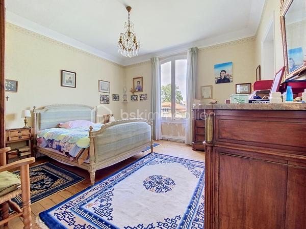 🏡 LE VÉSINET — Une maison de caractère style Mansard, écrin de sérénité.

Nichée dans l'un des environnements les plus recherchés du Vésinet, cette maison familiale déploie sur trois niveaux un art de vivre rare, où espace, lumière et raffinement se répondent.
Dès l'entrée, le ton est donné : une salle à manger généreuse ouvre sur un double séjour baigné de lumière, prolongé par une véranda qui invite la nature à l'intérieur. La cuisine fermée, tournée vers la terrasse, se prête aussi bien aux repas du quotidien qu'à la réception. Un vestiaire avec WC séparés complète avec élégance ce niveau de réception.
À l'étage, l'intimité prend toute sa dimension : trois chambres, dont une avec point d'eau, et une suite parentale à part entière — salle de bain, dressing, espace privatif pensé comme un véritable cocon. Une salle de bain supplémentaire et des WC séparés achèvent cette organisation pensée pour le confort de toute la famille.
Le sous-sol, entièrement aménagé, révèle une surprenante richesse d'usages : buanderie, salle de jeux avec point d'eau, chambre supplémentaire, atelier, cave à vins, chaufferie et débarras — autant d'espaces qui offrent une liberté rare pour vivre, recevoir et se ressourcer.
À l'extérieur, un jardin fleuri et verdoyant offre un véritable écrin de nature, propice à la détente et aux instants en famille. Garage et remise attenante, également équipés d'un point d'eau, complètent ce bien d'exception.
192 m² habitables, dans un cadre calme et privilégié, au cœur du Vésinet.
Une maison qui ne se raconte pas — elle se découvre.
Terrain de 726 m2
