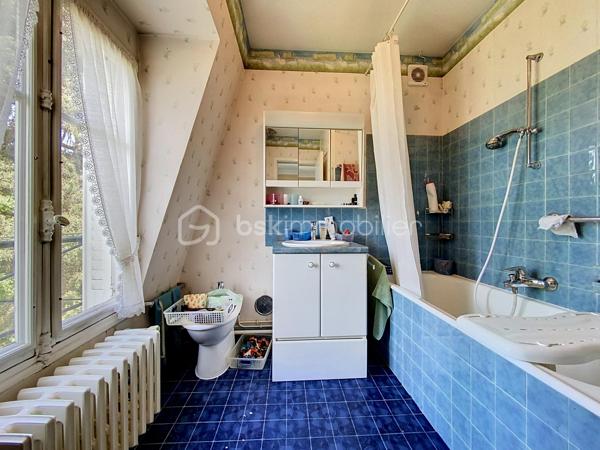 🏡 LE VÉSINET — Une maison de caractère style Mansard, écrin de sérénité.

Nichée dans l'un des environnements les plus recherchés du Vésinet, cette maison familiale déploie sur trois niveaux un art de vivre rare, où espace, lumière et raffinement se répondent.
Dès l'entrée, le ton est donné : une salle à manger généreuse ouvre sur un double séjour baigné de lumière, prolongé par une véranda qui invite la nature à l'intérieur. La cuisine fermée, tournée vers la terrasse, se prête aussi bien aux repas du quotidien qu'à la réception. Un vestiaire avec WC séparés complète avec élégance ce niveau de réception.
À l'étage, l'intimité prend toute sa dimension : trois chambres, dont une avec point d'eau, et une suite parentale à part entière — salle de bain, dressing, espace privatif pensé comme un véritable cocon. Une salle de bain supplémentaire et des WC séparés achèvent cette organisation pensée pour le confort de toute la famille.
Le sous-sol, entièrement aménagé, révèle une surprenante richesse d'usages : buanderie, salle de jeux avec point d'eau, chambre supplémentaire, atelier, cave à vins, chaufferie et débarras — autant d'espaces qui offrent une liberté rare pour vivre, recevoir et se ressourcer.
À l'extérieur, un jardin fleuri et verdoyant offre un véritable écrin de nature, propice à la détente et aux instants en famille. Garage et remise attenante, également équipés d'un point d'eau, complètent ce bien d'exception.
192 m² habitables, dans un cadre calme et privilégié, au cœur du Vésinet.
Une maison qui ne se raconte pas — elle se découvre.
Terrain de 726 m2